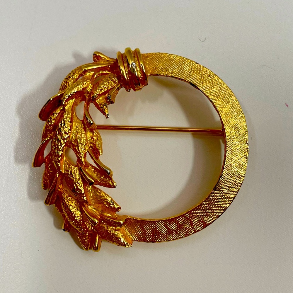 Vintage Heavy Gold Tone Cottage Core Boho Autumn Fall Leaf Wreath Pin / Brooch